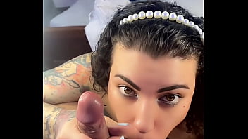 garota trans chupa lentamente o pau grande de estranho h&eacute_tero do GRINDR e bebe sua porra