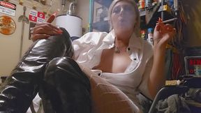 MizzErotique Smoking in sensual clothing