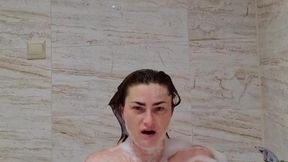 Нравится моя киска в душе