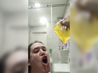 Golden shower in solo