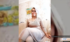 Wild solo cam she gets off! Fun- She guides your strokes to the end!