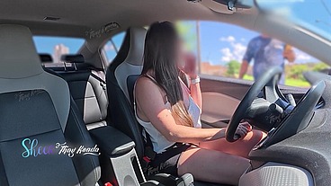Esposa gostosa e safada, sem calcinha e sem sutiã se exibindo no carro