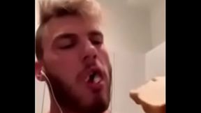 Willian Seed comendo p&atilde_o com porra.