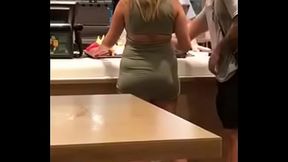 FLAGRA - Mulher fudendo na fila do Mc Donalds