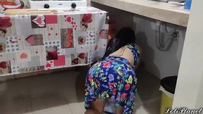 me cogi a mi hermosa hijastra en la cocina cuando esta sola en casa