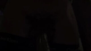 Genç Amerikalı amatör solo video: kalın penisleri okşadıktan sonra kendi dar götünü beceriyor.