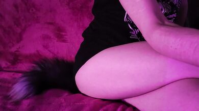 Kitty dancing with tail and moans for you! Kitty dansar med en svans och stönar högt för dig!