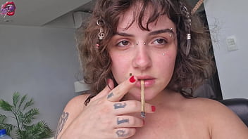 Novinha rabuda e lactante se exibindo da janela e gozando gostoso na siririca