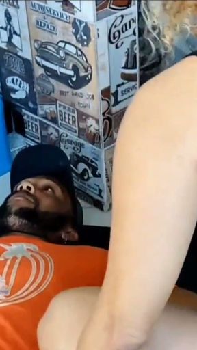 MULHER CASADA CHAMA ENCADOR PRA CONSERTA A PIA E TUDO TERMINA EM SEXO NA  AUSENCIA DO CORNO   Clip 1
