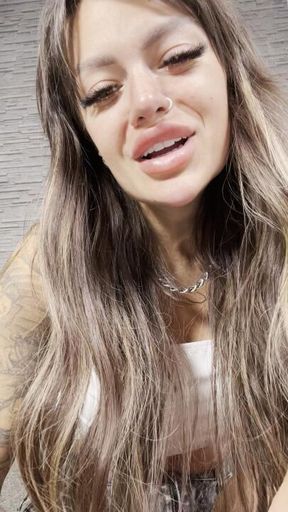 LIPS TEASE