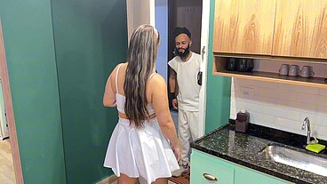 Hotwife LOIRA PUTA do RABO GRANDE seduz funcionário ANÃO do MARIDO CORNO e libera sua BOCETINHA ROSINHA