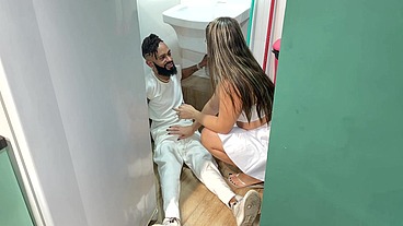 Hotwife LOIRA PUTA do RABO GRANDE seduz funcionário ANÃO do MARIDO CORNO e libera sua BOCETINHA ROSINHA