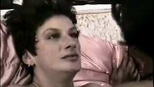 Sharon Mitchell, une maman aux gros seins, se fait violemment sodomiser.