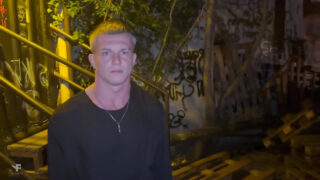 Татуированный русский папаша-любитель без презерватива трахает большую гея-шлюху с большим членом, делая ей интенсивный минет и заканчивая эякуляцией.