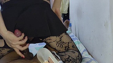 Travesti sexy mama la vergota de 25 cm Ronny, luego cabalga su polla erecta y después la folla en la posición del misionero y en la del perrito y lo hace derramar toda su leche