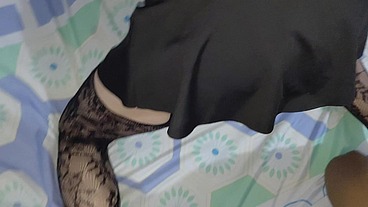 Travesti sexy mama la vergota de 25 cm Ronny, luego cabalga su polla erecta y después la folla en la posición del misionero y en la del perrito y lo hace derramar toda su leche
