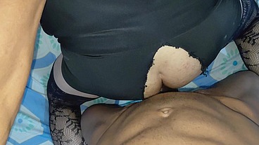 Travesti sexy mama la vergota de 25 cm Ronny, luego cabalga su polla erecta y después la folla en la posición del misionero y en la del perrito y lo hace derramar toda su leche