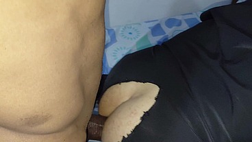 Travesti sexy mama la vergota de 25 cm Ronny, luego cabalga su polla erecta y después la folla en la posición del misionero y en la del perrito y lo hace derramar toda su leche
