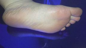 BLUE MIRROR RIGHT FOOT ON GLASS