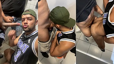 Dei bem gostosos para os machos que estavam na balada e estavam com tesão no banheiro.