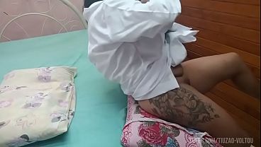 ENFERMEIRA SAFADA SEDUZ PACIENTE E LEVA ELE PRA CAMA ELA GOZOU VARIAS VEZES