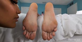 Honey worships MJs feet