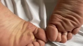 GIANT FEET POSING CUMSHOT- HD
