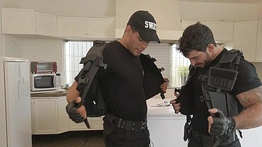 Fui fazer uma operação da SWAT na casa de um bandido, adrenalina virou tesão e acabei comendo meu colega de farda. - Completo