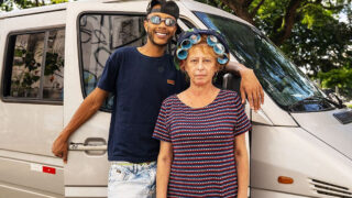 La nonna BBW dai capelli rossi cavalca violentemente un enorme BBC per un'intensa scopata anale