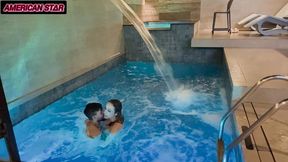casal nadando pelados