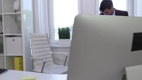Russian secretary deepthroats big tool in the office