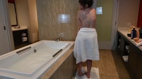 Melody Mynx MILF Sudsy Tub Vacation Solo
