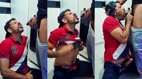 tomando mijao quente do negao direto da fonte .fetiches ousados