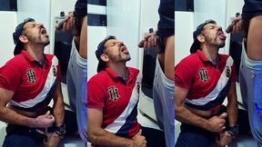 tomando mijao quente do negao direto da fonte .fetiches ousados