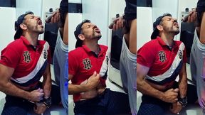 tomando mijao quente do negao direto da fonte .fetiches ousados