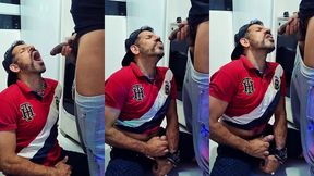 tomando mijao quente do negao direto da fonte .fetiches ousados