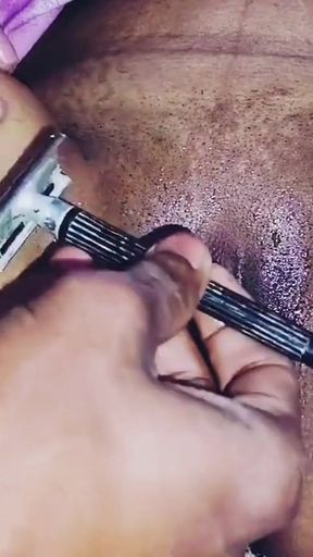 Desi bhabhi ki choot ke bal saaf kiye   Clip 2