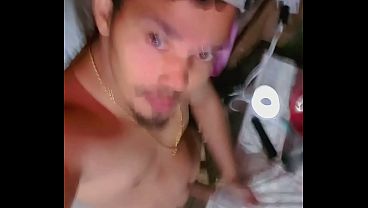 Comendo um brinquedo