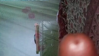 Vídeo casero de una joven india pelirroja solitaria recibiendo sexo anal