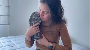 Mujer se toca los pies, los huele y los chupa para venirse