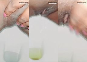 කෙල්ලෝ බාත්රුම් ගියාම පරක්කු වෙන්නේ මේක නිසා Sri lankan girl pissing and water orgasm