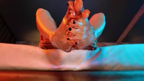 Hulkenberg cosplayer oils up her feet for you - Closeup
