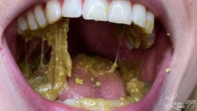 Chewing macaroons full HD mp4