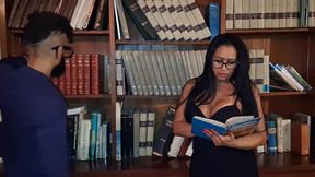 estava no meu trabalho em uma biblioteca chegou um rapaz procurando um livro com historia quentes ,logo fui oferecer ajuda e lhe mostrei um livro com historias picantes ,eu era o que ele procurava