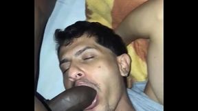 Fui dormir na casa do meu amigo neg&atilde_o e quando ele chegou me botou pra mamar a pica dele e me fez de putinha