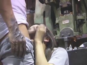 Womaen　working In Factoris