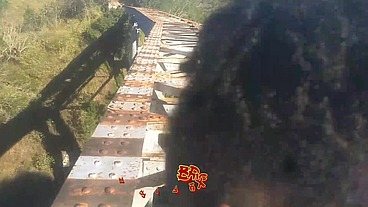 Levei ela pra conhecer a ponte que o trem passava!!! A Safada BombomD4 começou Chupar... Os Guardas chegou!!! "Sem Cortes"