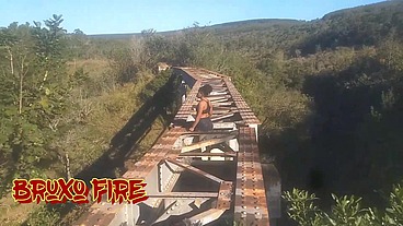 Levei ela pra conhecer a ponte que o trem passava!!! A Safada BombomD4 começou Chupar... Os Guardas chegou!!! "Sem Cortes"