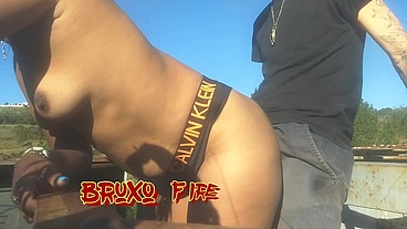 Levei ela pra conhecer a ponte que o trem passava!!! A Safada BombomD4 começou Chupar... Os Guardas chegou!!! "Sem Cortes"