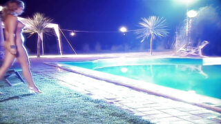 Havuz başında, göz alıcı esmerler Laura Angel ve model Nikki Anderson ile vajina yalama.